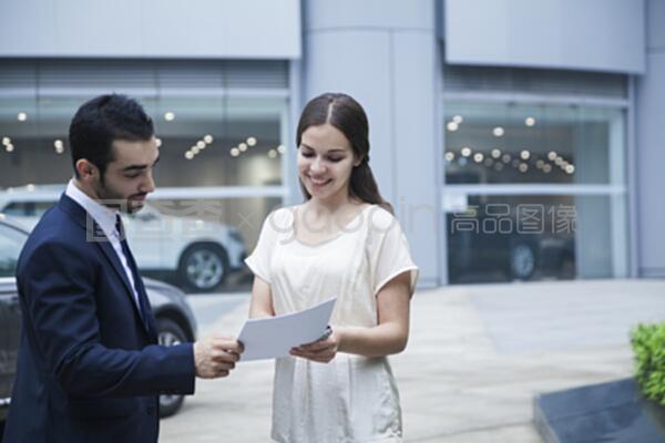車輪下的較量 銷售員與年輕女客戶的無聲博弈